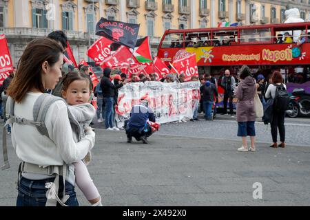 Neapel, Italien. Mai 2024. Touristen beobachten die Labor Day Parade durch die Straßen der Stadt. Quelle: Unabhängige Fotoagentur/Alamy Live News Stockfoto