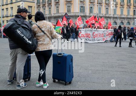 Neapel, Italien. Mai 2024. Touristen beobachten die Labor Day Parade durch die Straßen der Stadt. Quelle: Unabhängige Fotoagentur/Alamy Live News Stockfoto