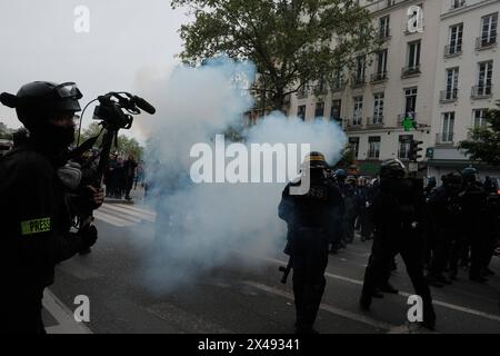 REKORDDATUM NICHT ANGEGEBEN Mai Protest in Paris verschiedene Gewerkschaften treffen sich in Paris zum Internationalen Arbeitstag. Die Demonstration, eine Konvergenz sozialer, ökologischer und feministischer Kämpfe sowie ein Eintreten für Freiheiten, beginnt am Place de la RÃ publique und macht sich auf den Weg zum Place de la Nation. Die Prozession entlang des Boulevard Voltaire symbolisiert die kollektive Stärke der Arbeiter und ihren anhaltenden Kampf für Rechte und Anerkennung. Paris Frankreich Copyright: XJoaoxDanielxPereirax Stockfoto