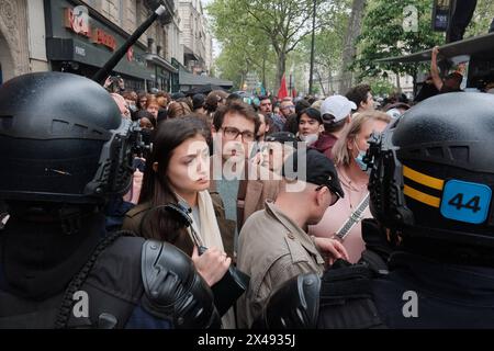 REKORDDATUM NICHT ANGEGEBEN Mai Protest in Paris verschiedene Gewerkschaften treffen sich in Paris zum Internationalen Arbeitstag. Die Demonstration, eine Konvergenz sozialer, ökologischer und feministischer Kämpfe sowie ein Eintreten für Freiheiten, beginnt am Place de la RÃ publique und macht sich auf den Weg zum Place de la Nation. Die Prozession entlang des Boulevard Voltaire symbolisiert die kollektive Stärke der Arbeiter und ihren anhaltenden Kampf für Rechte und Anerkennung. Paris Frankreich Copyright: XJoaoxDanielxPereirax Stockfoto