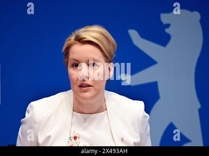 Berlin, Deutschland. April 2024 30. Franziska Giffey (SPD), Bürgermeisterin und Senatorin für Wirtschaft, Energie und Unternehmen, spricht während der Pressekonferenz nach der Berliner Senatsversammlung. Quelle: Soeren Stache/dpa/Alamy Live News Stockfoto