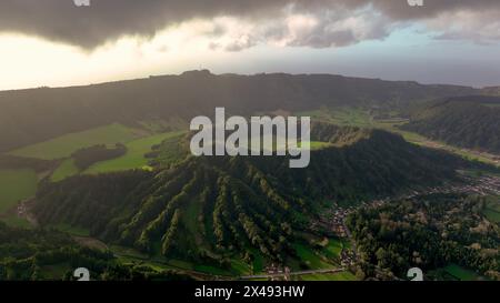 Luftaufnahme das malerische Paradies von Sete Cidades. Vulkanische Krater und atemberaubende Seen Sao Miguel Island, Azoren, Portugal Stockfoto