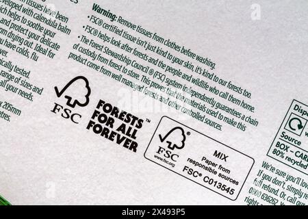 Das Logo des FSC Forest Stewardship Council auf der Packung mit Ultra Balsam Lotioned Taschentüchern von Sainsburys - Forests for All Forever Sainsbury's Sainsbury Stockfoto