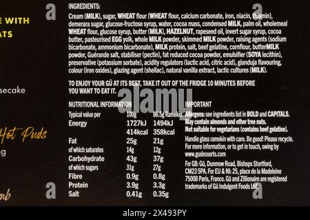 Inhaltsstoffliste und Nährwertangaben auf der Schachtel Gü Hazelnut Praline Zillionaire Limited Edition Käsekuchen Stockfoto