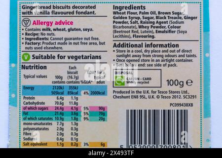 Inhaltsstoffliste und Nährwertangaben auf der Packung Tesco Christmas Gingerbread Men Kekse Stockfoto