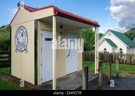 Öffentliche Toiletten und die Kirche in Whangamomona am Forgotten World Highway, Nordinsel, Neuseeland Stockfoto