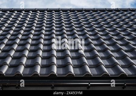 Elegante Schwarze Keramikfliesen Haus Dach Nahaufnahme. Stockfoto