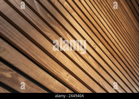 Holzlamellen Dekorative Wand Nahaufnahme. Moderne Architekturmaterialien Stockfoto