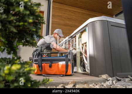 Caucasian Garden SPA Technician in seinen 40ern führte moderne Hot Tub-Wartung in einem Garten im Hinterhof durch Stockfoto