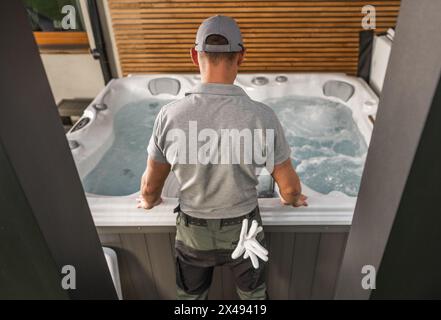 Kaukasischer Wannen-Techniker, der die Wartung des SPA im Freien durchführt Stockfoto