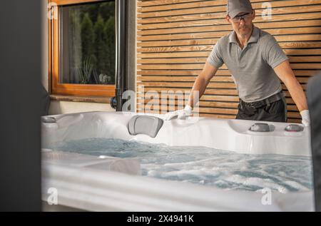 Professioneller moderner Wannen-Techniker, der im Freien SPA betreut Stockfoto