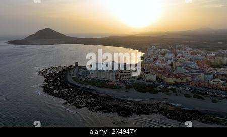 4 km aus der Vogelperspektive auf die Lagune des Meeres bei Sonnenuntergang in Richtung Montana Roja bei El Medano, Teneriffa. Atlantische Bucht. Kanarische Inseln, Spanien Stockfoto