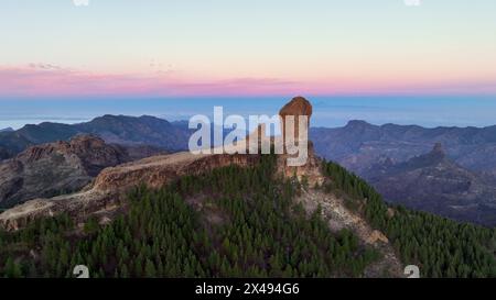 Luftaufnahme malerisches Paradies von Roque Nublo, Flug über einem vulkanischen Felsen in der Caldera von Tejeda, Gran Canaria, Kanarischen Inseln, Spanien. Stockfoto