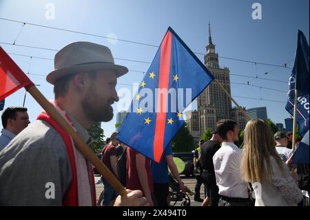 Rechtsextreme Bewegungen PolExit Dmonstration in Warschau. Demonstranten schwenken die Nationalflaggen Polens und eine gesperrte Flagge der Europäischen Union, während sie an einer Demonstration gegen die EU der Europäischen Union am 1. Mai 2024 in Warschau, Polen, teilnehmen. Hunderte von rechtsextremen Bewegungen haben sich zum 20. Jahrestag des Beitritts Polens zur Europäischen Union versammelt, um unter anderem gegen den Green New Deal der EU und den Migrationspakt zu protestieren. Warschau Polen Copyright: XAleksanderxKalkax Stockfoto