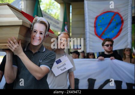 Rechtsextreme Bewegungen PolExit Dmonstration in Warschau. Demonstranten tragen Masken, die die Präsidentin der Europäischen Kommission Ursula von der Leyen und den polnischen Premierminister Donald Tusk darstellen, während sie während einer Demonstration gegen die EU der Europäischen Union am 1. Mai 2024 in Warschau, Polen, einen Sarg tragen, der Polen symbolisiert. Hunderte von rechtsextremen Bewegungen haben sich zum 20. Jahrestag des Beitritts Polens zur Europäischen Union versammelt, um unter anderem gegen den Green New Deal der EU und den Migrationspakt zu protestieren. Warschau Polen Copyright: XAleksanderxKalkax Stockfoto