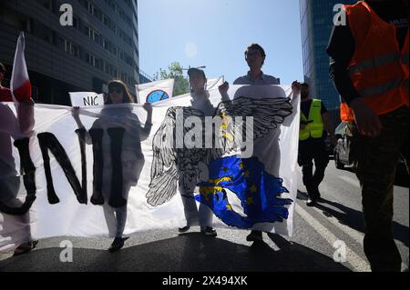 Rechtsextreme Bewegungen PolExit Dmonstration in Warschau. Demonstranten tragen Banner, eines zeigt die Flagge der Europäischen Union, während sie an einer Demonstration gegen die EU der Europäischen Union am 1. Mai 2024 in Warschau, Polen, teilnehmen. Hunderte von rechtsextremen Bewegungen haben sich zum 20. Jahrestag des Beitritts Polens zur Europäischen Union versammelt, um unter anderem gegen den Green New Deal der EU und den Migrationspakt zu protestieren. Warschau Polen Copyright: XAleksanderxKalkax Stockfoto