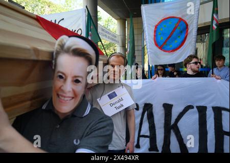 Rechtsextreme Bewegungen PolExit Dmonstration in Warschau. Demonstranten tragen Masken, die die Präsidentin der Europäischen Kommission Ursula von der Leyen und den polnischen Premierminister Donald Tusk darstellen, während sie während einer Demonstration gegen die EU der Europäischen Union am 1. Mai 2024 in Warschau, Polen, einen Sarg tragen, der Polen symbolisiert. Hunderte von rechtsextremen Bewegungen haben sich zum 20. Jahrestag des Beitritts Polens zur Europäischen Union versammelt, um unter anderem gegen den Green New Deal der EU und den Migrationspakt zu protestieren. Warschau Polen Copyright: XAleksanderxKalkax Stockfoto