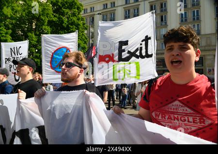 Rechtsextreme Bewegungen PolExit Dmonstration in Warschau. Demonstranten tragen ein Banner und rufen Slogans, während sie an einer Demonstration gegen die EU der Europäischen Union am 1. Mai 2024 in Warschau, Polen, teilnehmen. Hunderte von rechtsextremen Bewegungen haben sich zum 20. Jahrestag des Beitritts Polens zur Europäischen Union versammelt, um unter anderem gegen den Green New Deal der EU und den Migrationspakt zu protestieren. Warschau Polen Copyright: XAleksanderxKalkax Stockfoto