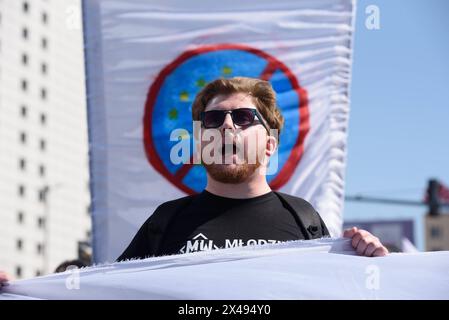 Rechtsextreme Bewegungen PolExit Dmonstration in Warschau. Ein Demonstrant schreit Slogans, während er am 1. Mai 2024 in Warschau (Polen) an einer Demonstration gegen die EU teilnimmt, die die Flagge der Europäischen Union zeigt. Hunderte von rechtsextremen Bewegungen haben sich zum 20. Jahrestag des Beitritts Polens zur Europäischen Union versammelt, um unter anderem gegen den Green New Deal der EU und den Migrationspakt zu protestieren. Warschau Polen Copyright: XAleksanderxKalkax Stockfoto