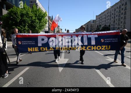 Rechtsextreme Bewegungen PolExit Dmonstration in Warschau. Demonstranten tragen ein Banner mit PolExit und schreien Slogans, während sie an einer Demonstration gegen die EU der Europäischen Union am 1. Mai 2024 in Warschau, Polen, teilnehmen. Hunderte von rechtsextremen Bewegungen haben sich zum 20. Jahrestag des Beitritts Polens zur Europäischen Union versammelt, um unter anderem gegen den Green New Deal der EU und den Migrationspakt zu protestieren. Warschau Polen Copyright: XAleksanderxKalkax Stockfoto