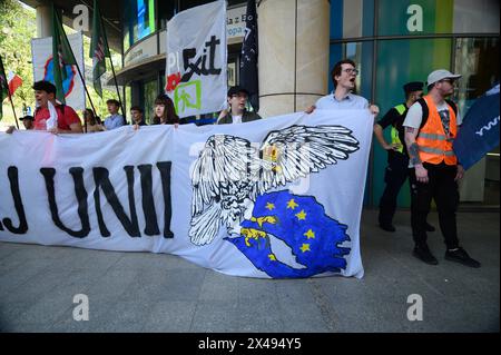 Rechtsextreme Bewegungen PolExit Dmonstration in Warschau. Demonstranten halten ein Banner bei der Teilnahme an einer Demonstration gegen die EU der Europäischen Union am 1. Mai 2024 in Warschau, Polen. Hunderte von rechtsextremen Bewegungen haben sich zum 20. Jahrestag des Beitritts Polens zur Europäischen Union versammelt, um unter anderem gegen den Green New Deal der EU und den Migrationspakt zu protestieren. Warschau Polen Copyright: XAleksanderxKalkax Stockfoto