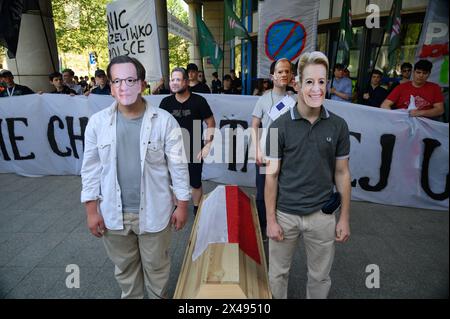 Rechtsextreme Bewegungen PolExit Dmonstration in Warschau. Die Demonstranten tragen Masken, die den ehemaligen polnischen Ministerpräsidenten Mateusz Morawiecki, die Präsidentin der Europäischen Kommission Ursula von der Leyen, den polnischen Premierminister Donald Tusk und den Warschauer Präsidenten Rafal Trzaskowski darstellen, während sie bei einer Demonstration gegen die EU der Europäischen Union in Warschau neben einem Sarg stehen, der Polen symbolisiert. Polen am 1. Mai 2024. Hunderte von rechtsextremen Bewegungen haben sich zum 20. Jahrestag des Beitritts Polens zur Europäischen Union versammelt, um unter anderem gegen den Green New Deal der EU und den Migrationspakt zu protestieren. Warschau Stockfoto