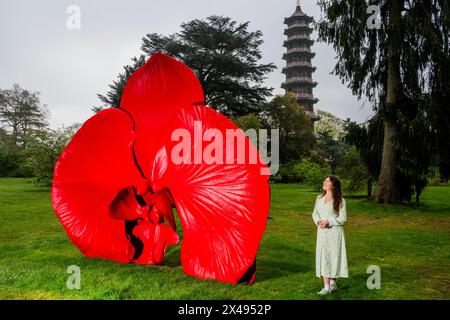 London, Großbritannien. Mai 2024. Burning Desire 2011, Painted Bronze – Marc Quinn: Light into Life at Kew Gardens. Eine neue Ausstellung mit brandneuen Werken, darunter Outdoor-Installationen und Skulpturen im gemäßigten Haus, inspiriert von Kews Pflanzensammlung. Die Ausstellung findet vom Samstag, 4. Mai bis Sonntag, 29. September statt. Guy Bell/Alamy Live News Stockfoto