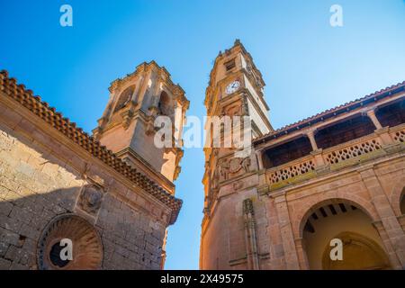 Kirche La Trinidad und Tardon Tower, Blick von unten. Alcaraz, Provinz Albacete, Castilla La Mancha, Spanien. Stockfoto