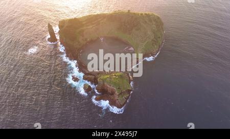 4K Luftaufnahme der Vulkaninsel Vila Franca do Campo im atlantik, San Miguel, Azoren, Portugal. Die Drohne fliegt über der vulkanischen Insel Stockfoto