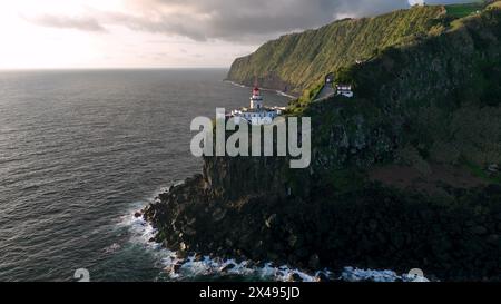 Luftaufnahme des fantastischen Leuchtturms Farol Ponta do Arnel im atlantik, 4K-Aufnahmen. Sao Miguel, Azoren, Portugal. Stockfoto