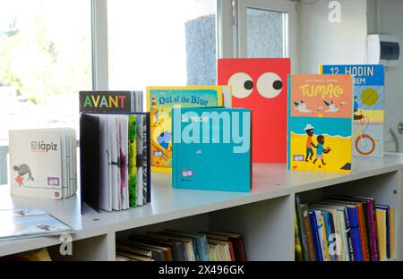 Bücher für Kinder, die in der öffentlichen Bibliothek im Regal stehen. Januar 12, 2020. Kiew, Ukraine Stockfoto