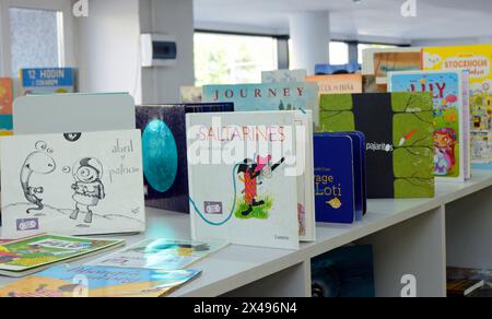 Bücher für Kinder, die in der öffentlichen Bibliothek im Regal stehen. Januar 12, 2020. Kiew, Ukraine Stockfoto