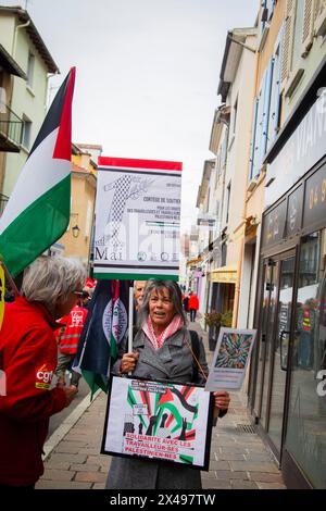 Gap, Frankreich. Mai 2024. Ein Demonstrant hält ein Schild mit der Aufschrift „Unterstützen Sie palästinensische Arbeiter“, Frankreich, Hautes-Alpes, Gap, 1. Mai, 2024. der 1. Mai ist der internationale Tag des Arbeiterkampfes. Bei dieser Gelegenheit haben die gewerkschaften, die CGT, die CFDT, die FSU, Solidaires, CFE-CGC und Unsa demonstrierten in den Straßen von Gap. Foto: Thibaut Durand/ABACAPRESS.COM. Quelle: Abaca Press/Alamy Live News Stockfoto