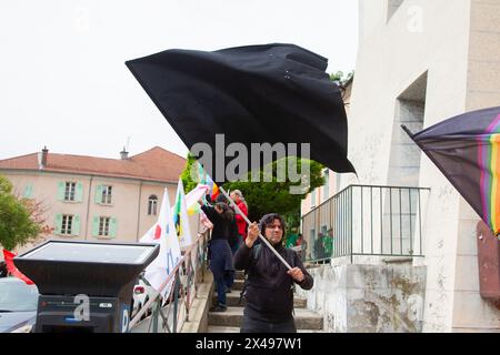 Gap, Frankreich. Mai 2024. Ein Demonstrant trägt eine schwarze Flagge, Frankreich, Hautes-Alpes, Gap, 1. Mai, 2024. der 1. Mai ist der internationale Tag des Arbeiterkampfes. Bei dieser Gelegenheit haben die gewerkschaften, die CGT, die CFDT, die FSU, Solidaires, CFE-CGC und Unsa demonstrierten in den Straßen von Gap. Foto: Thibaut Durand/ABACAPRESS.COM. Quelle: Abaca Press/Alamy Live News Stockfoto