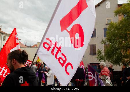 Gap, Frankreich. Mai 2024. Ein Demonstrant hält eine Flagge mit der Aufschrift „ATTAC“, Frankreich, Hautes-Alpes, Gap, 1. Mai, 2024. der 1. Mai ist der internationale Tag des Arbeiterkampfes. Bei dieser Gelegenheit haben die gewerkschaften, die CGT, die CFDT, die FSU, Solidaires, CFE-CGC und Unsa demonstrierten in den Straßen von Gap. Foto: Thibaut Durand/ABACAPRESS.COM. Quelle: Abaca Press/Alamy Live News Stockfoto