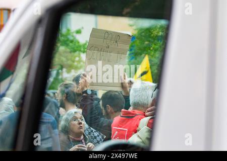 Gap, Frankreich. Mai 2024. Ein Demonstrant hält ein Schild mit der Aufschrift „für die vier-Tage-Woche“, Frankreich, Hautes-Alpes, Gap, 1. Mai, 2024. der 1. Mai ist der internationale Tag des Arbeiterkampfes. Bei dieser Gelegenheit haben die gewerkschaften, die CGT, die CFDT, die FSU, Solidaires, CFE-CGC und Unsa demonstrierten in den Straßen von Gap. Foto: Thibaut Durand/ABACAPRESS.COM. Quelle: Abaca Press/Alamy Live News Stockfoto