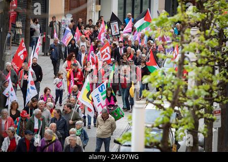 Gap, Frankreich. Mai 2024. Die Prozession der Demonstranten im Stadtzentrum von Gap, Frankreich, Hautes-Alpes, Gap, 1. Mai, 2024. der 1. Mai ist der internationale Tag des Arbeiterkampfes. Bei dieser Gelegenheit haben die gewerkschaften, die CGT, die CFDT, die FSU, Solidaires, CFE-CGC und Unsa demonstrierten in den Straßen von Gap. Foto: Thibaut Durand/ABACAPRESS.COM. Quelle: Abaca Press/Alamy Live News Stockfoto