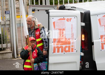 Gap, Frankreich. Mai 2024. Demonstranten holen ein Banner aus einem Lieferwagen, Frankreich, Hautes-Alpes, Gap, 1. Mai, 2024. der 1. Mai ist der internationale Tag des Arbeiterkampfes. Bei dieser Gelegenheit haben die gewerkschaften, die CGT, die CFDT, die FSU, Solidaires, CFE-CGC und Unsa demonstrierten in den Straßen von Gap. Foto: Thibaut Durand/ABACAPRESS.COM. Quelle: Abaca Press/Alamy Live News Stockfoto