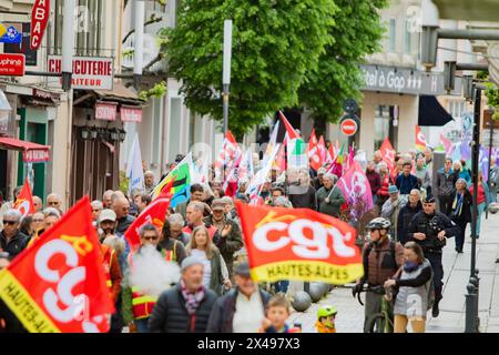 Gap, Frankreich. Mai 2024. Die Prozession der Demonstranten im Stadtzentrum von Gap, Frankreich, Hautes-Alpes, Gap, 1. Mai, 2024. der 1. Mai ist der internationale Tag des Arbeiterkampfes. Bei dieser Gelegenheit haben die gewerkschaften, die CGT, die CFDT, die FSU, Solidaires, CFE-CGC und Unsa demonstrierten in den Straßen von Gap. Foto: Thibaut Durand/ABACAPRESS.COM. Quelle: Abaca Press/Alamy Live News Stockfoto