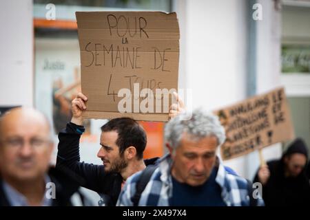 Gap, Frankreich. Mai 2024. Ein Demonstrant trägt ein Schild mit der Aufschrift „für die vier-Tage-Woche“, Frankreich, Hautes-Alpes, Gap, 1. Mai, 2024. der 1. Mai ist der internationale Tag des Arbeiterkampfes. Bei dieser Gelegenheit haben die gewerkschaften, die CGT, die CFDT, die FSU, Solidaires, CFE-CGC und Unsa demonstrierten in den Straßen von Gap. Foto: Thibaut Durand/ABACAPRESS.COM. Quelle: Abaca Press/Alamy Live News Stockfoto