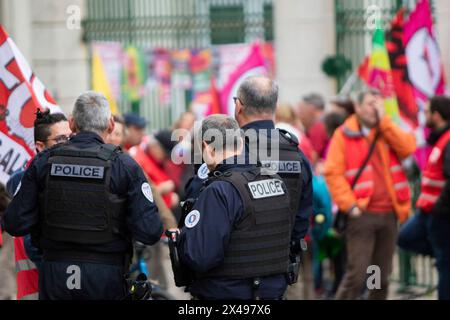 Gap, Frankreich. Mai 2024. Polizeibeamte sprechen mit einem der Organisatoren der Demonstration, Frankreich, Hautes-Alpes, Gap, 1. Mai, 2024. der 1. Mai ist der internationale Tag des Arbeiterkampfes. Bei dieser Gelegenheit haben die gewerkschaften, die CGT, die CFDT, die FSU, Solidaires, CFE-CGC und Unsa demonstrierten in den Straßen von Gap. Foto: Thibaut Durand/ABACAPRESS.COM. Quelle: Abaca Press/Alamy Live News Stockfoto