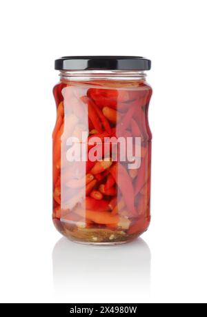 Frische rote Paprika in einem Glas isoliert auf weiß. Stockfoto