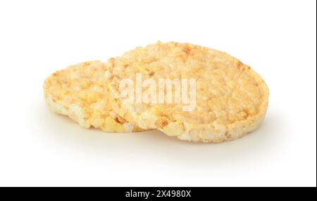 Rundes gepufftes Reisbrot mit Karamell isoliert auf weiß. Stockfoto