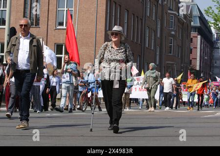 Amsterdam, Niederlande. Mai 2024. Niederländische Gewerkschaftsaktivisten und Arbeiter versammeln sich während der Demonstrationen am 1. Mai 2024 in Amsterdam, Niederlande. Menschen demonstrieren weltweit am Maistag gegen jede Form von Ausbeutung, Diskriminierung und Unterdrückung. (Foto von Paulo Amorim/SIPA USA) Credit: SIPA USA/Alamy Live News Stockfoto