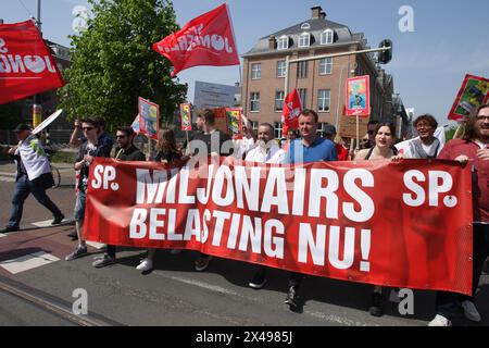 Amsterdam, Niederlande. Mai 2024. Niederländische Gewerkschaftsaktivisten und Arbeiter versammeln sich während der Demonstrationen am 1. Mai 2024 in Amsterdam, Niederlande. Menschen demonstrieren weltweit am Maistag gegen jede Form von Ausbeutung, Diskriminierung und Unterdrückung. (Foto von Paulo Amorim/SIPA USA) Credit: SIPA USA/Alamy Live News Stockfoto