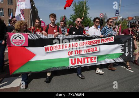 Amsterdam, Niederlande. Mai 2024. Niederländische Gewerkschaftsaktivisten und Arbeiter versammeln sich während der Demonstrationen am 1. Mai 2024 in Amsterdam, Niederlande. Menschen demonstrieren weltweit am Maistag gegen jede Form von Ausbeutung, Diskriminierung und Unterdrückung. (Foto von Paulo Amorim/SIPA USA) Credit: SIPA USA/Alamy Live News Stockfoto