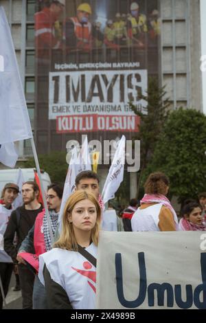 Istanbul, Istanbul, Türkei. Mai 2024. Mitglieder der Studentengewerkschaften. Demonstranten und Gewerkschaftsmitglieder versammelten sich am Maitag in Sarachane, Istanbul, und versuchten, den Taksim-Platz zu erreichen, der bereits von der Regierung verboten wurde. Dutzende wurden inhaftiert. (Kreditbild: © Valeria Ferraro/ZUMA Press Wire) NUR REDAKTIONELLE VERWENDUNG! Nicht für kommerzielle ZWECKE! Stockfoto