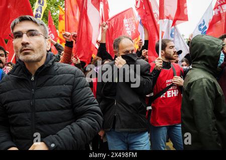 Istanbul, Istanbul, Türkei. Mai 2024. Ein Mann, der sein Gesicht beschützt. Demonstranten und Gewerkschaftsmitglieder versammelten sich am Maitag in Sarachane, Istanbul, und versuchten, den Taksim-Platz zu erreichen, der bereits von der Regierung verboten wurde. Dutzende wurden inhaftiert. (Kreditbild: © Valeria Ferraro/ZUMA Press Wire) NUR REDAKTIONELLE VERWENDUNG! Nicht für kommerzielle ZWECKE! Stockfoto