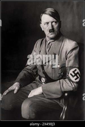 ADOLF HITLER HALBLÄNGE PORTRÄT 1930 s&W Serious Power Pose Studio Porträt Foto von Adolf Hitler in Uniform von Heinrich Hoffman Hitlers persönlichem Fotografen Propaganda Wahlporträt, das die Grundlage für ein renommiertes Nazi-Propaganda-Ölgemälde-Porträt bildete. Stockfoto