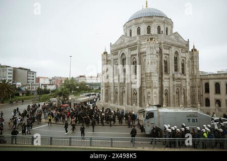 Istanbul, Istanbul, Türkei. Mai 2024. Polizei im Aksaray Bezirk gesehen. Demonstranten und Gewerkschaftsmitglieder versammelten sich am Maitag in Sarachane, Istanbul, und versuchten, den Taksim-Platz zu erreichen, der bereits von der Regierung verboten wurde. Dutzende wurden inhaftiert. (Kreditbild: © Valeria Ferraro/ZUMA Press Wire) NUR REDAKTIONELLE VERWENDUNG! Nicht für kommerzielle ZWECKE! Stockfoto